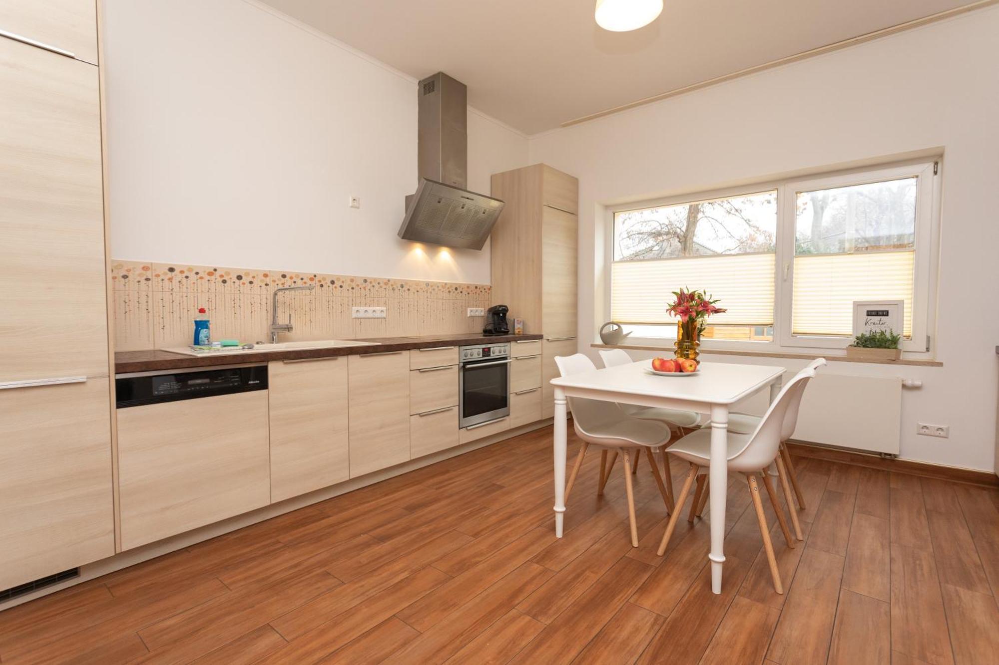 Ferienhaus Stadthaus Mit 2 Schlafzimmern & Wohnzimmer Mit Kamin - Kostenloser Privat-parkplatz Auf Dem Grundstueck Leipzig