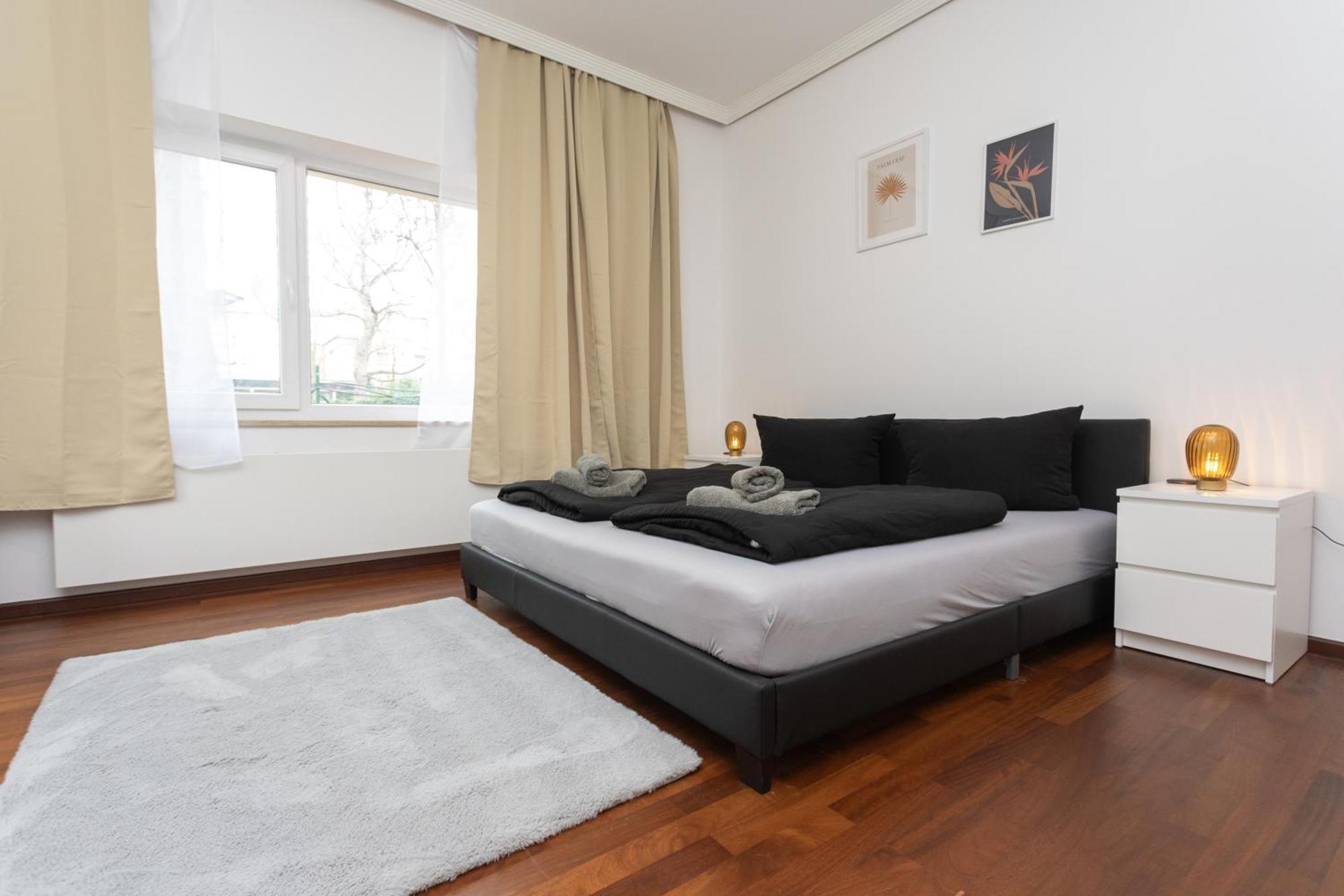 Holiday home Stadthaus Mit 2 Schlafzimmern & Wohnzimmer Mit Kamin - Kostenloser Privat-parkplatz Auf Dem Grundstueck