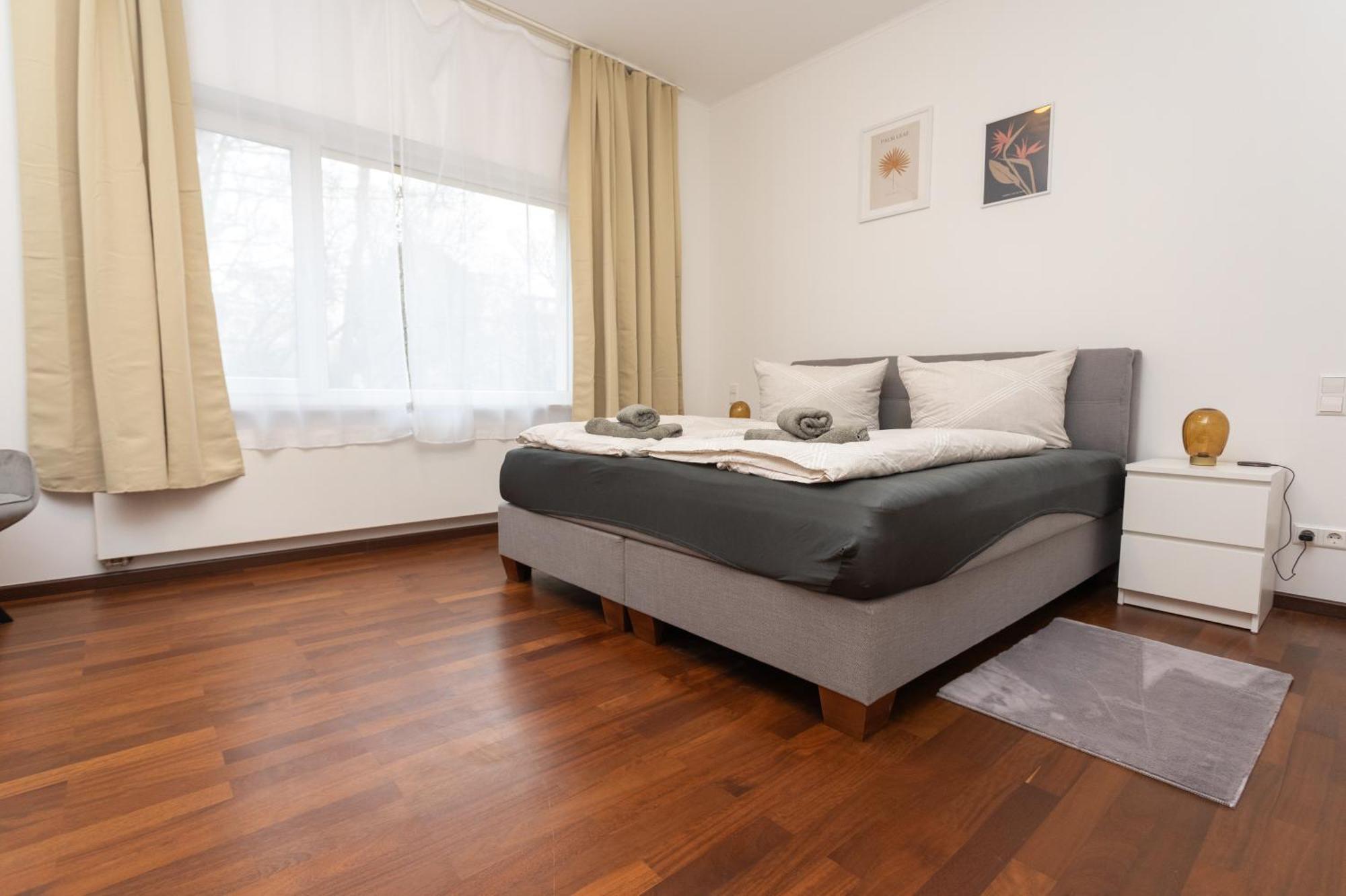Stadthaus Mit 2 Schlafzimmern & Wohnzimmer Mit Kamin - Kostenloser Privat-parkplatz Auf Dem Grundstueck Holiday home