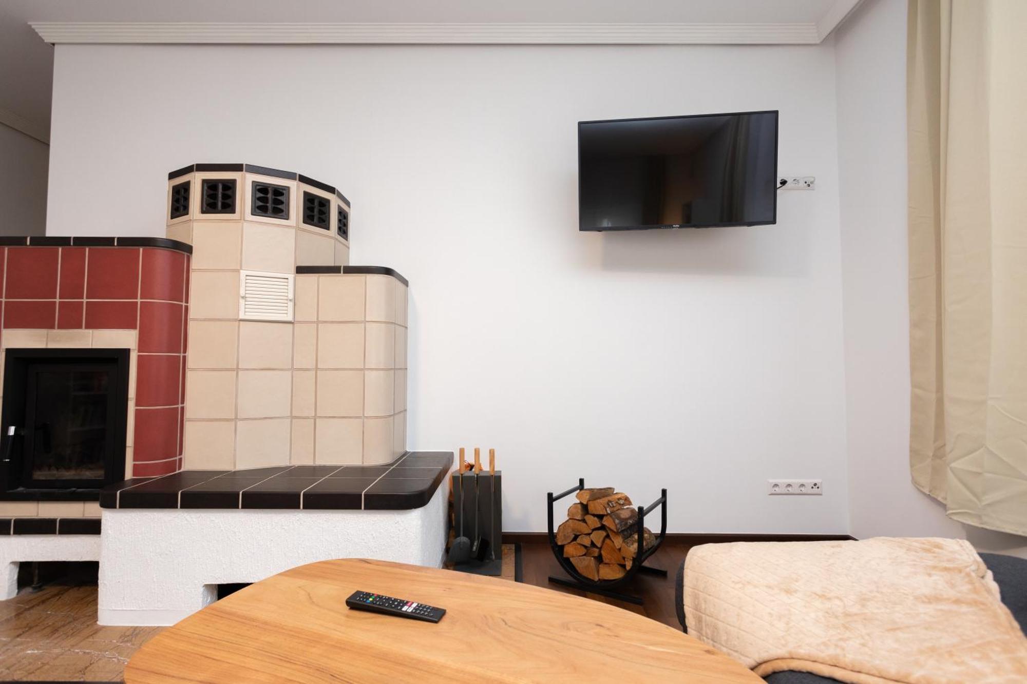Ferienhaus Stadthaus Mit 2 Schlafzimmern & Wohnzimmer Mit Kamin - Kostenloser Privat-parkplatz Auf Dem Grundstueck *