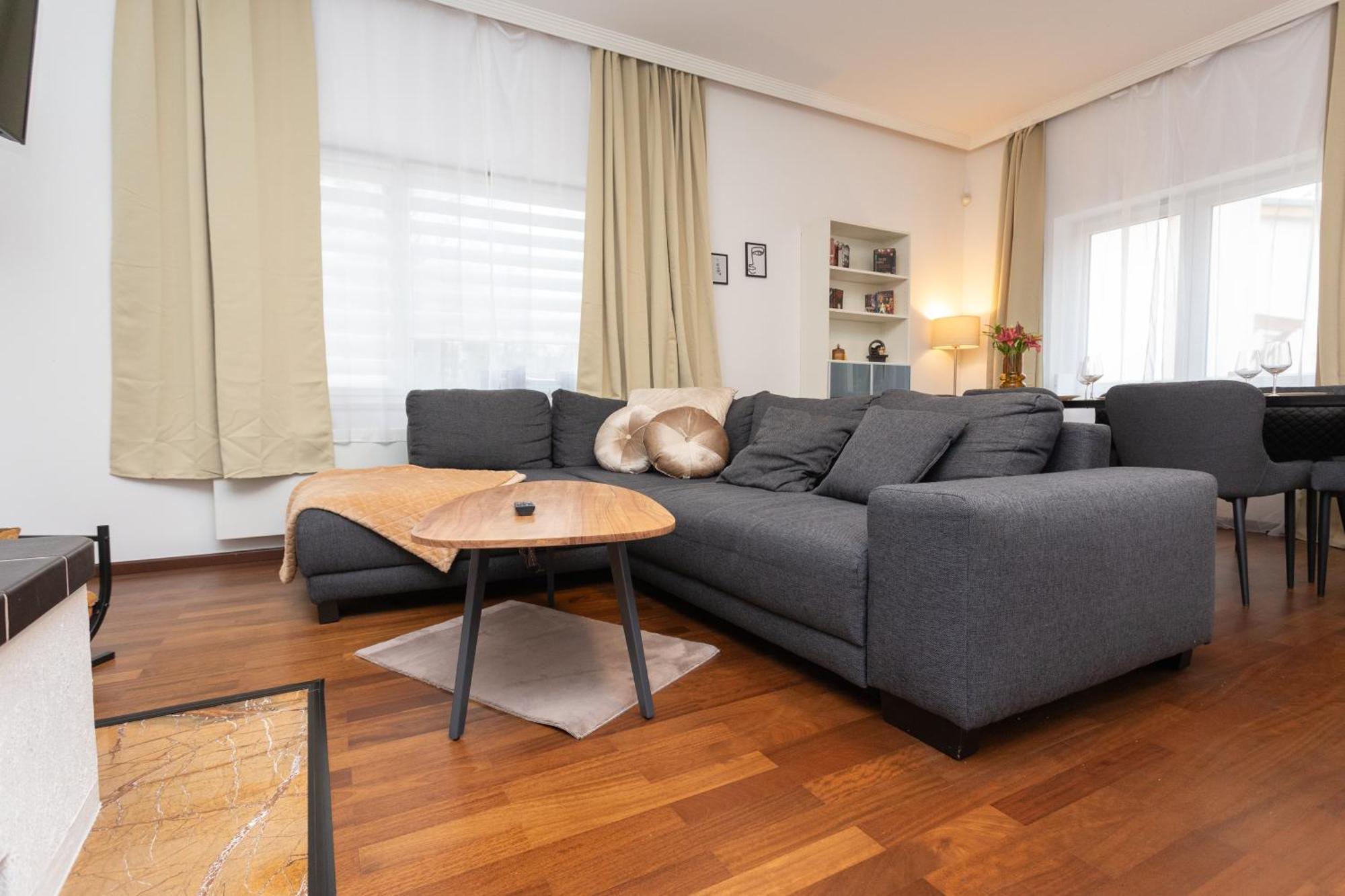 Stadthaus Mit 2 Schlafzimmern & Wohnzimmer Mit Kamin - Kostenloser Privat-parkplatz Auf Dem Grundstueck Holiday home