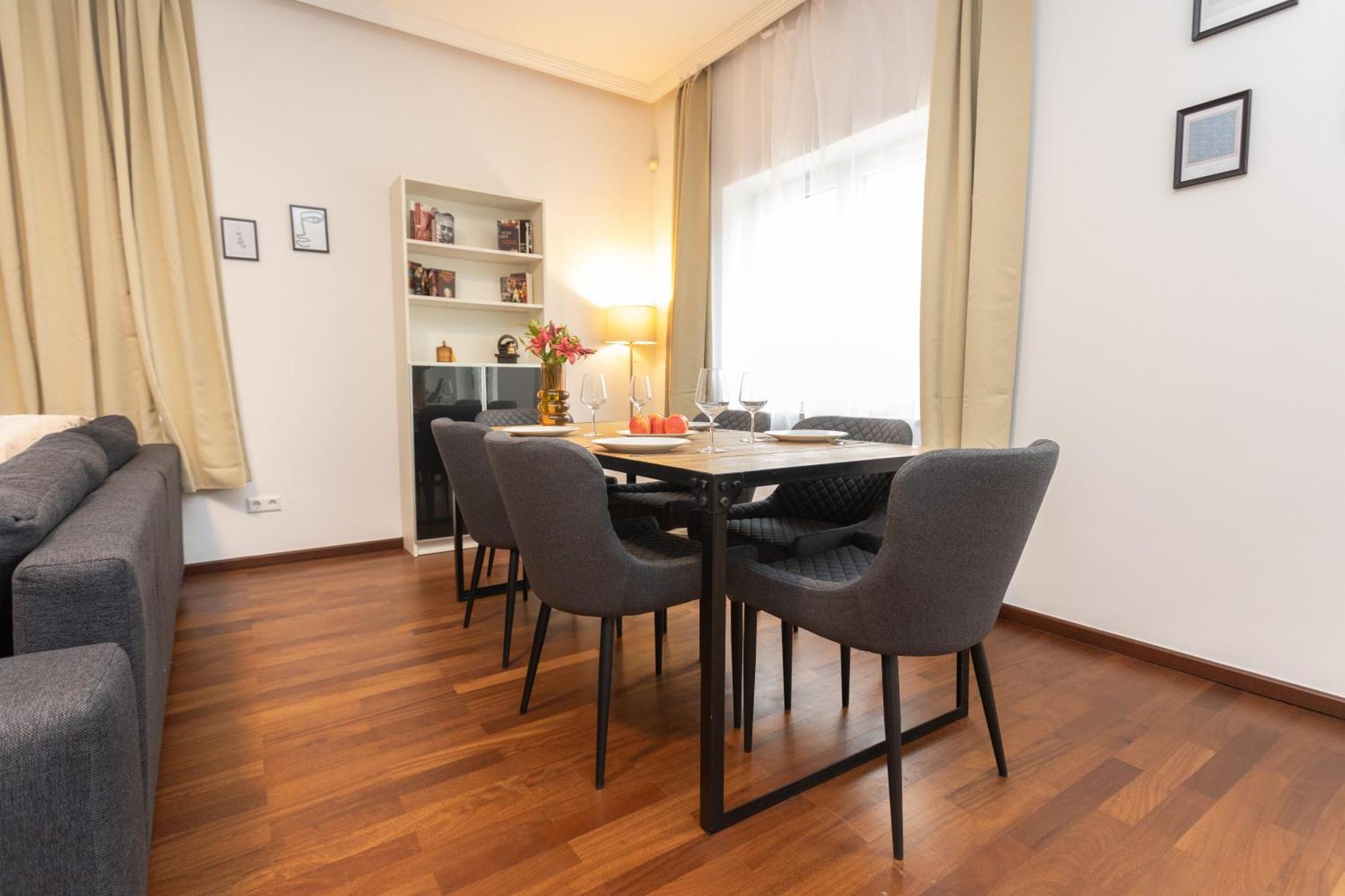 Stadthaus Mit 2 Schlafzimmern & Wohnzimmer Mit Kamin - Kostenloser Privat-parkplatz Auf Dem Grundstueck *