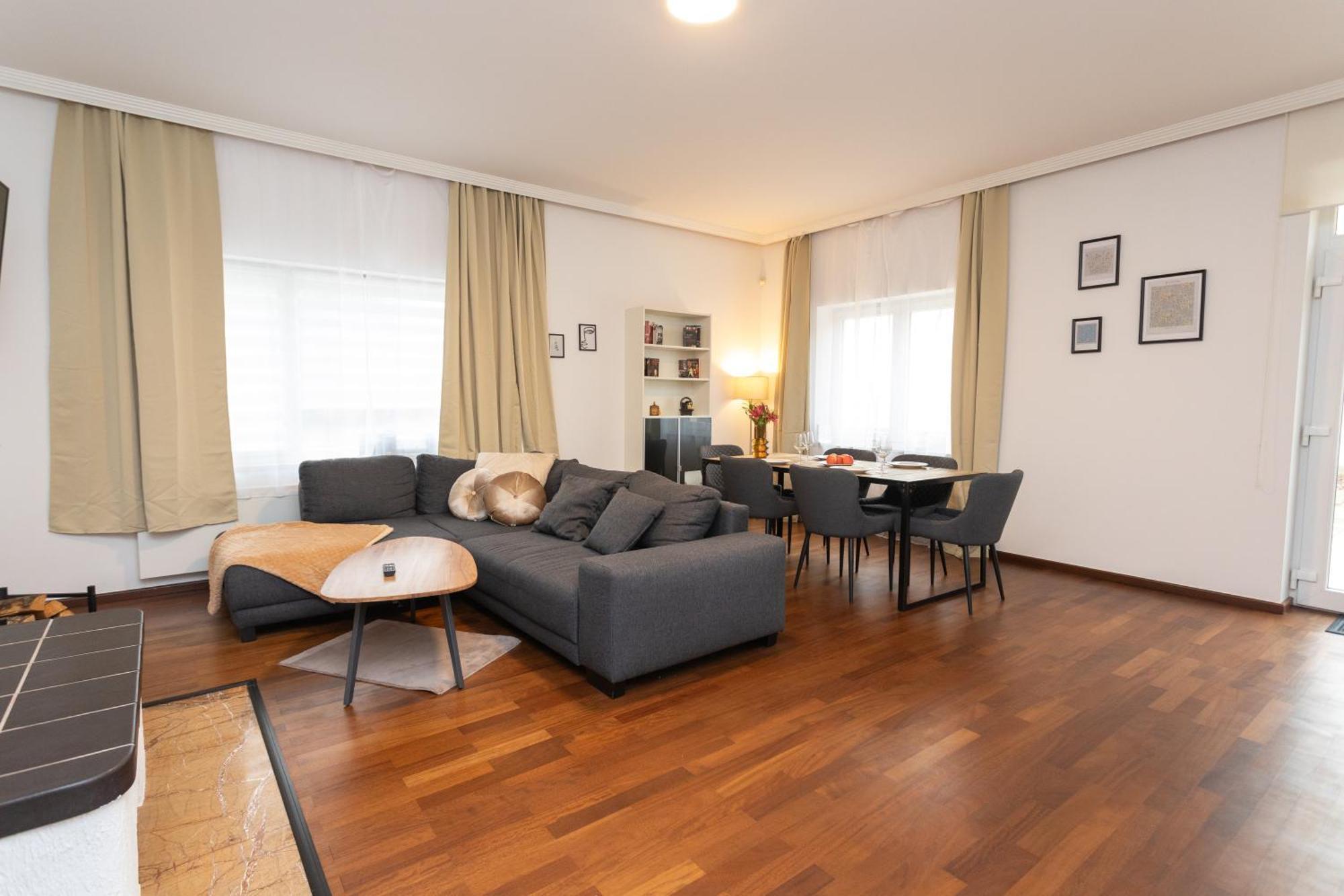 Ferienhaus Stadthaus Mit 2 Schlafzimmern & Wohnzimmer Mit Kamin - Kostenloser Privat-parkplatz Auf Dem Grundstueck *