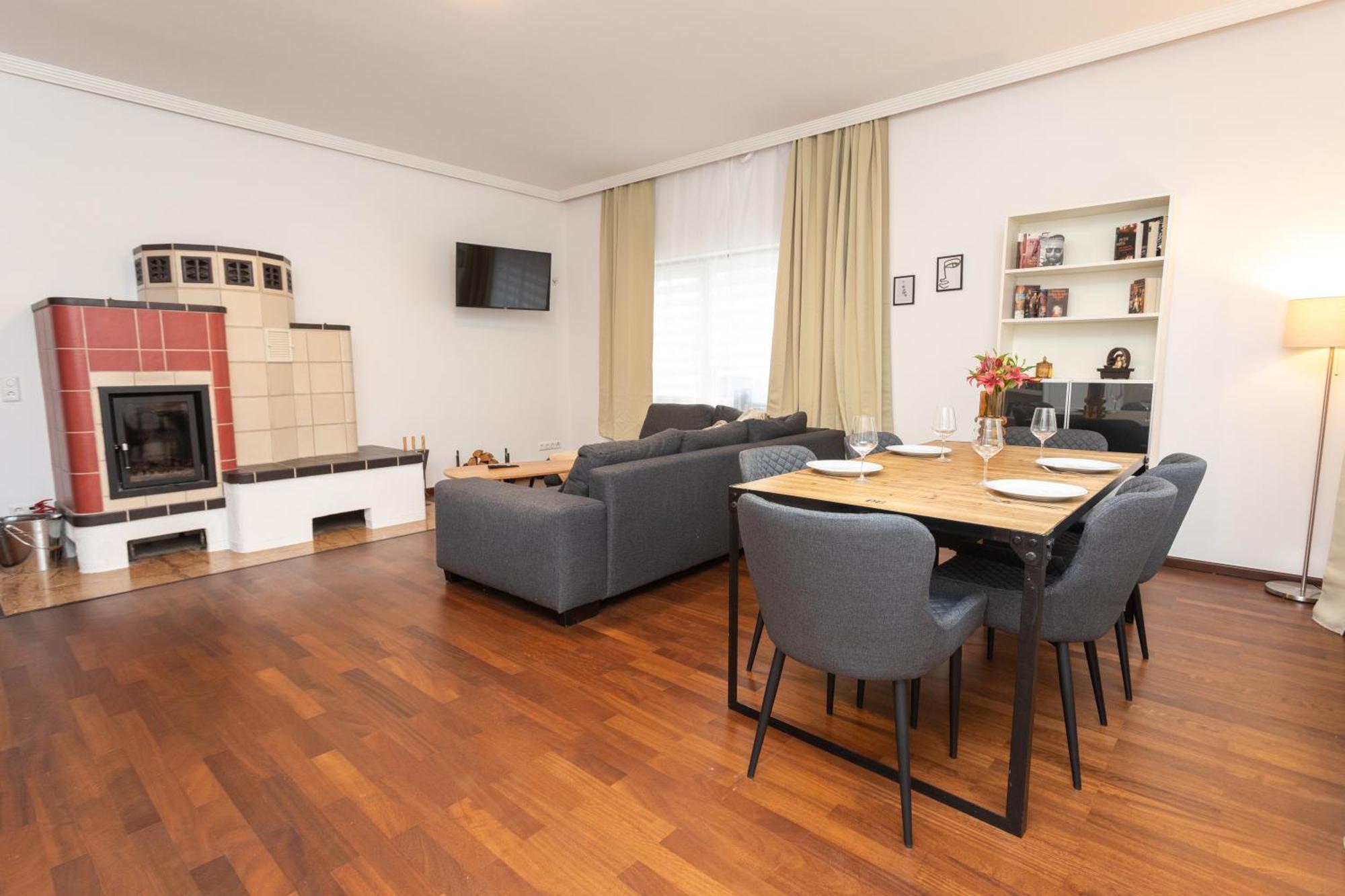 Stadthaus Mit 2 Schlafzimmern & Wohnzimmer Mit Kamin - Kostenloser Privat-parkplatz Auf Dem Grundstueck *